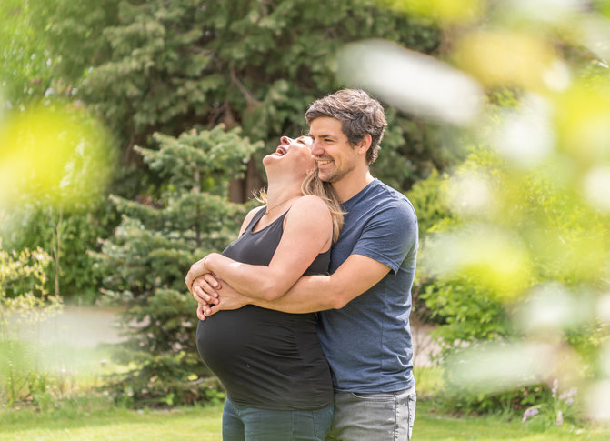 Babybauchfoto im Grünen