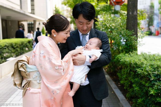 水天宮でのお宮参りをする赤ちゃんとご家族の写真