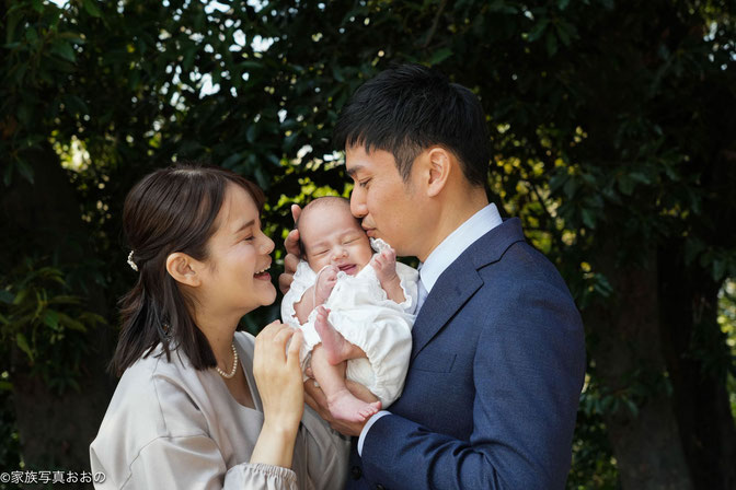 水天宮でのお宮参りをする赤ちゃんとご家族の写真