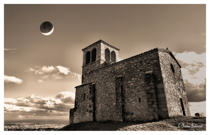  cette chapelle du XI siècle est dédiée au patron des vignerons. Elle fut saccagée en 1361 par les Tards Venus qui y massacrèrent la population. Elle offre un des plus beaux panorama de la région Lyonnaise