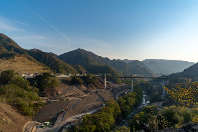 草津温泉へ行く途中にある八ッ場ダムの建設現場。橋の高さとスケールに圧倒させられます。