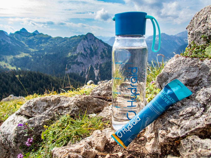 Elektrolytgetränk beim Wandern auf einer Bergtour