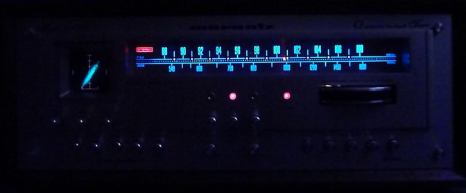Marantz 2130  High End Tuner by Night
