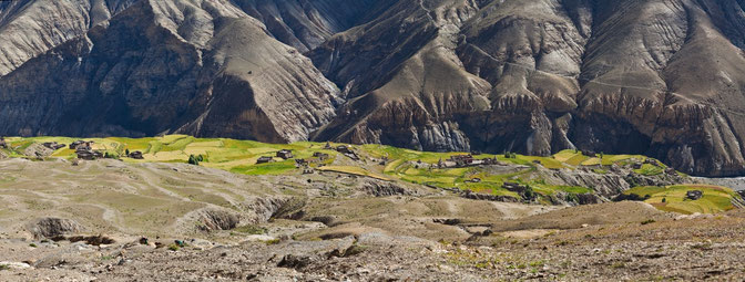 vallée dans le haut dolpo nepal himalaya avec champs et habitations trek cnv