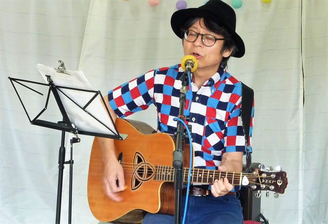 この派手なシャツ、この日のために買ったんです（笑）。似合ってますか。　　Photo by Keiko T.