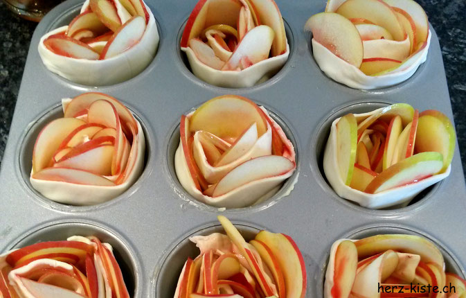 Apfelrosen im Muffinblech