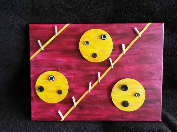 DIY Pinnwand aus Korkplatten mit selbstgemachten Knöpfen und Wäscheklammern