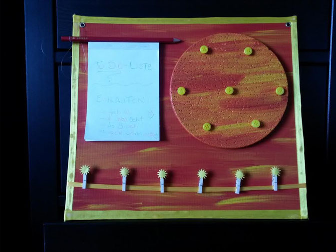 Selbstgemachte Pinnwand aus einem Korkuntersetzer mit Zettel und Schreiber