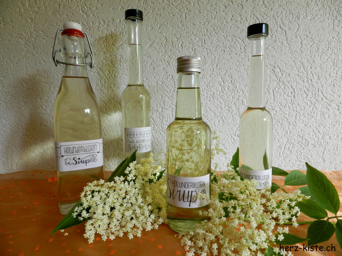 Selbstgemachter Holunderblütensirup mit Lettering Etiketten