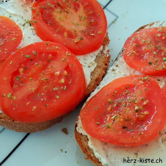 12von12 Juni - Frühstück - Brötchen mit Frischkäse und Tomaten