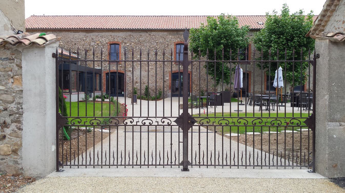 Portail en fer massif en ferronnerie ( toutes les parties sont pleines comme à l'ancienne ) Partie centrale avec volutes . Partie basse avec double barreaudage et pointes . Partie haute avec pointes fer de lance . Plaques en partie centrale pour la déco 