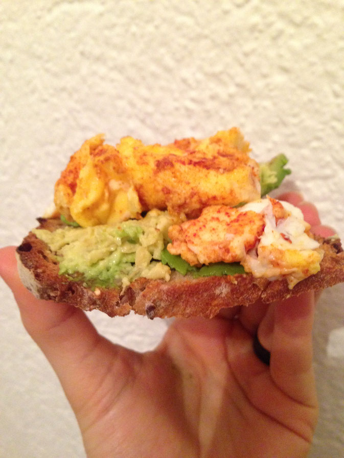 Toasts d'avocat et d'oeufs brouillés pour bien débuter la journée!