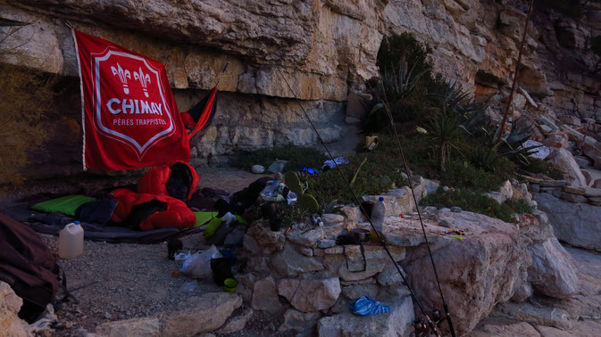 Bivouac a la plage des pierres tombees dans les callanques de Marseille