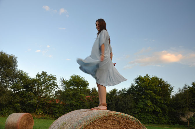 Wer liest denn heute noch Modemagazine? Outfit selbstgenähter hellblauer Mantel selbstgenähtes Top Jeansrock Modeblog fairy tale gone realistic Passau Niederbayern München OOTD