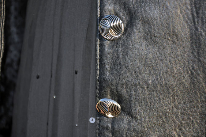 Gray and Black graues Kleid Second Hand Accessoires Lederweste Köchertasche Stiefeletten Modeblog Fairy Tale Gone Realistic Outfit