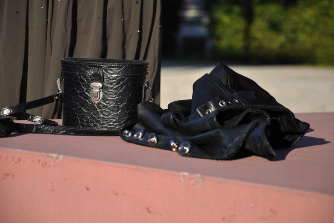 Gray and Black graues Kleid Second Hand Accessoires Lederweste Köchertasche Stiefeletten Modeblog Fairy Tale Gone Realistic Outfit