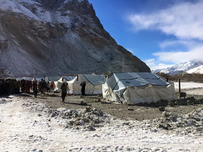 Première image de Gudara après le séisme : les tentes de l’aide humanitaire. La température extérieure est de -8°C. Nous espérons rapidement d’autres images.