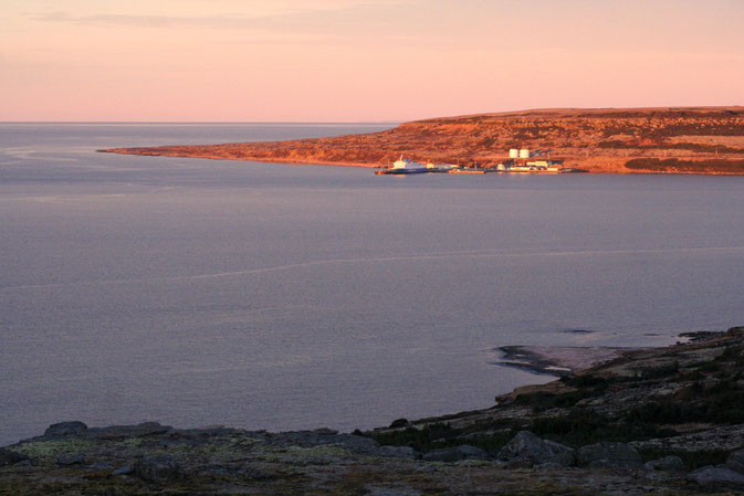 BLICK AUF DEN HAFEN VON LABRADOR AUS NACH *BLANC SABLON* (QUEBEC)