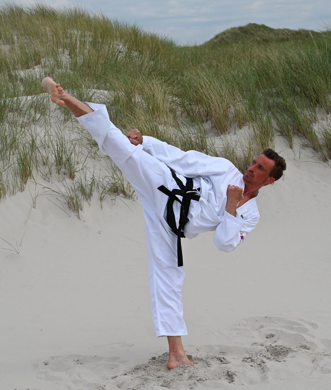 Thomas Seiler, 3. DAN Schulleiter und Lehrer für Traditionelles Taekwondo der Sportschule - Adelzhausen beim freien Training, die TOP-Adresse im Landkreis Aichach-Friedberg