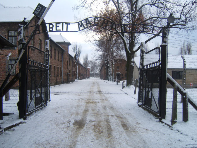 L'ingresso al campo di sterminio di Auschwitz