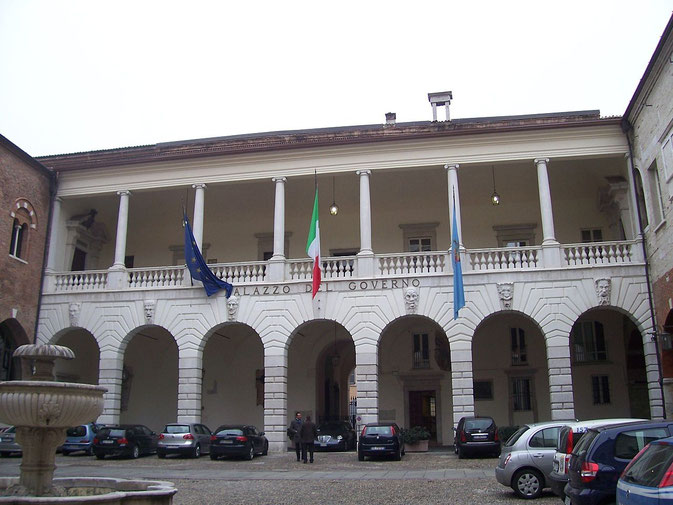 Palazzo Broletto, sede della Provincia (foto Wikipedia) 