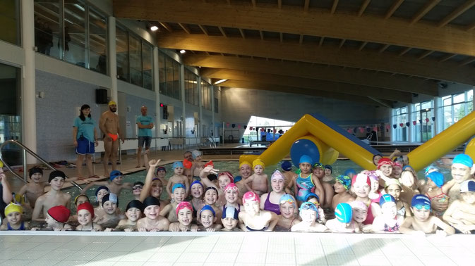 Genitori e bambini nella piscina di Castel Goffredo