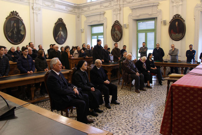 Da sinistra: il medico Ziacchi, suor Bruna, Ezio Castelli, Antenore Monfardini, Fira e Cinzia Monteverdi