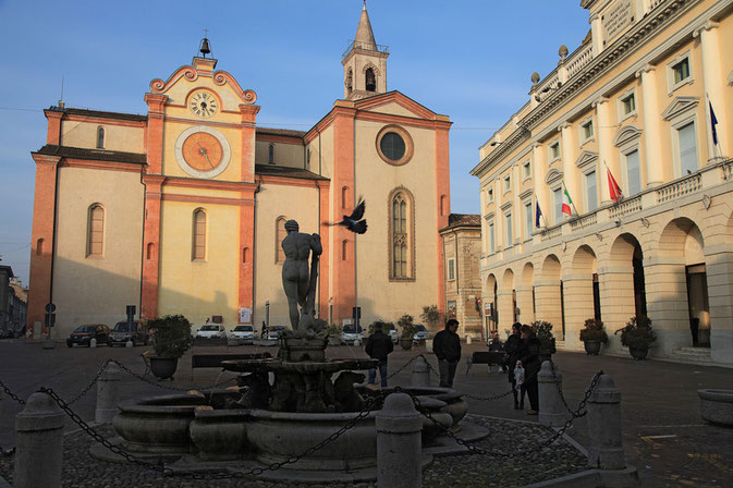 Municipio e chiesa di Asola (foto di Massimo Telò)
