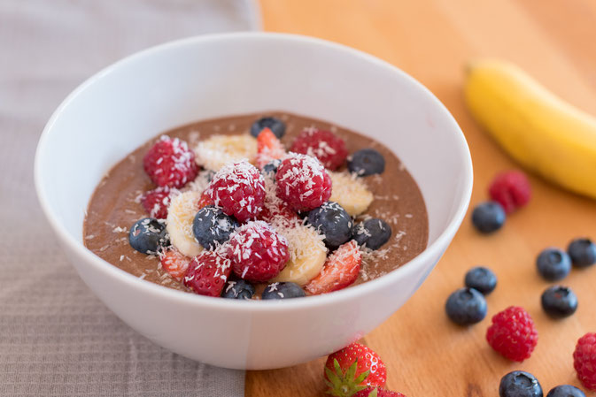 Blitzschneller Rohkost-Schokopudding mit leckeren Früchten (vegan)