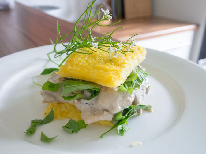 Polenta-Sandwiches mit Champignons und Knoblauchrauke