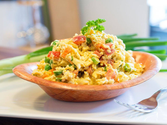 Rohköstlicher Orangen-Curry-Reissalat ohne Reis (vegan)