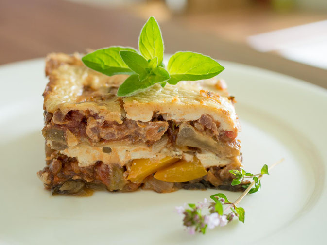 Auberginenlasagne mit würzigem Linsenhack und Cashewhaube (vegan)