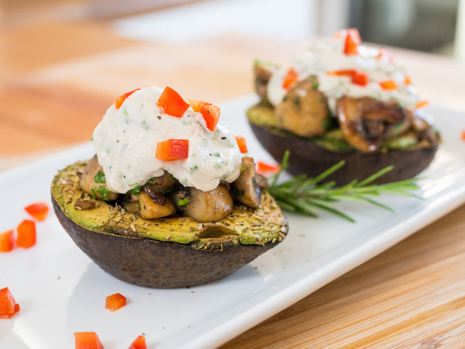 Grill-Avocado mit Champignonfüllung und Knoblauchdip (vegan)