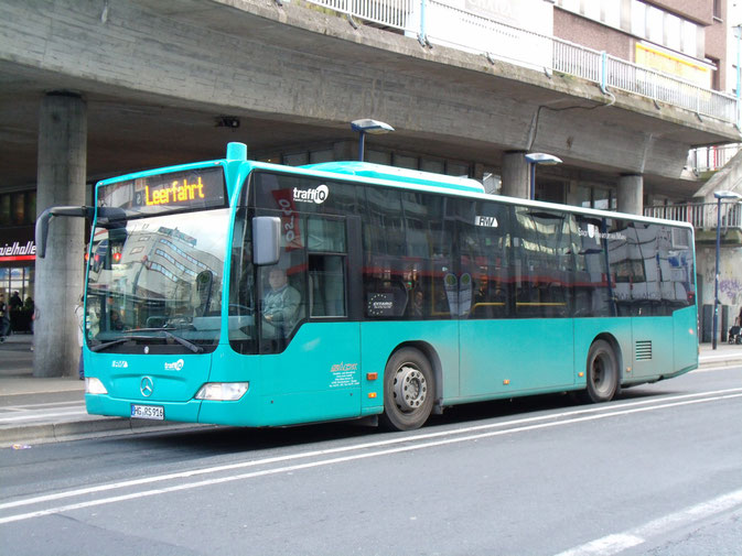 Der Nachfolger, die neu gegründete Main-Bus, übt bereits mit anderen Bussen des Unternehmensverbundes FRABUS/Sack. Zum Einsatz kommen später Citaro C2 Euro6 im weiß-grünen SOH-Design; im Bild HG-RS 916, ein in OF beheimateter MB O530 K von Sack.