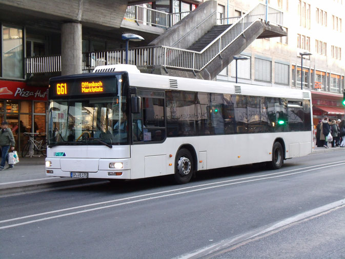 Wie viele der aktuell eingesetzten Busse stammt auch SP-VB 170, ein MAN NL 313, von Blesinger, Haßloch/Pfalz, und war dort als DÜW-BV 70 im Einsatz.