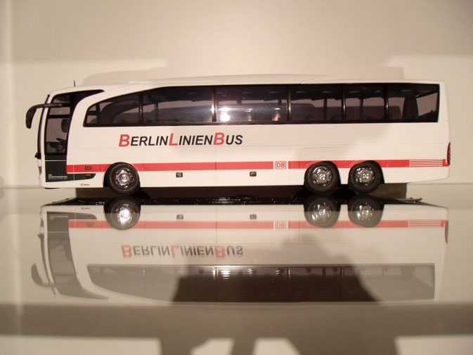 Macht auch vor einem ICE eine gute Figur: Mercedes-Benz Travego M im Auftrag der DB.
