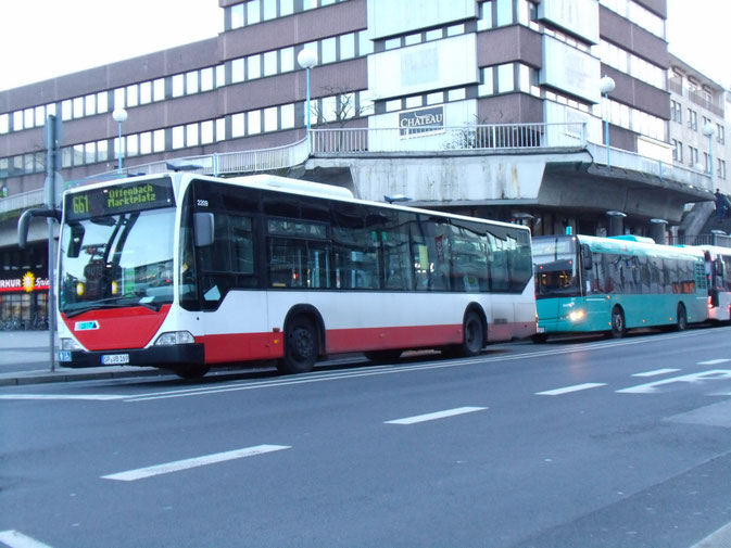 Hamburg trifft Frankfurt in Offenbach:  Der Citaro, Bj. 2001 ex-Hamburger Hochbahn AG #2209 [HH-XY 1462], verfügt u.a über die obligatorische Heck-Zielanzeige. Dahinter In-der-City-Bus #221.