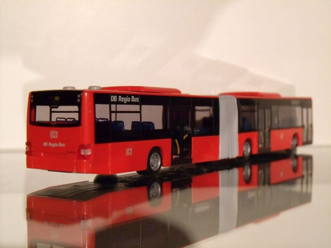 Selbst auf dem Modell fast nicht lesbar: "www.bahn.de" links neben der rechten Heckleuchte.
