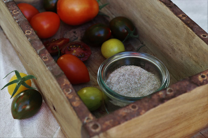 Tomatensalz mit Tomaten in einer Holzkiste