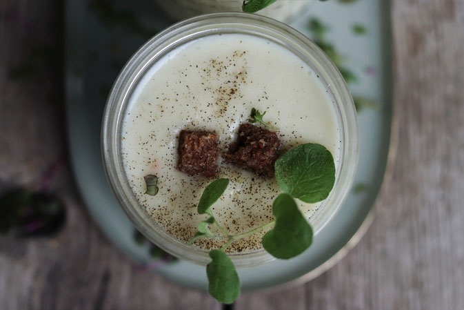 Kohlrabisuppe mit Kräutern und Croutons