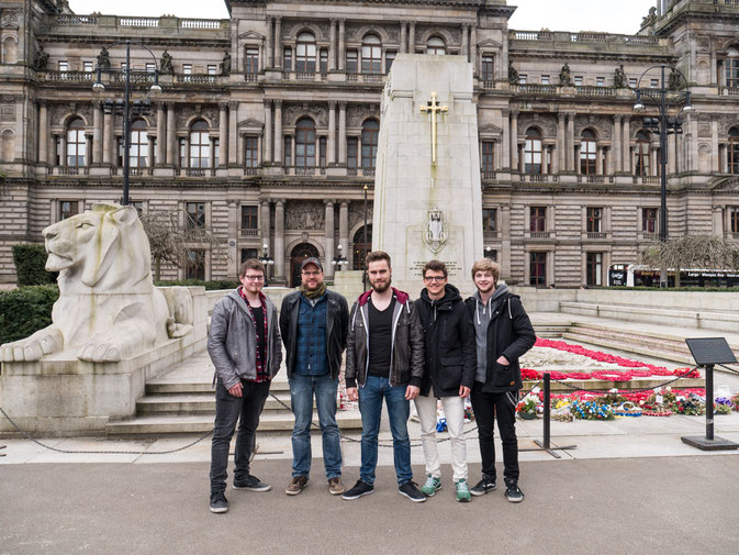 Markus, Mick, Till, Alex und René vor dem Rathaus in Glasgow