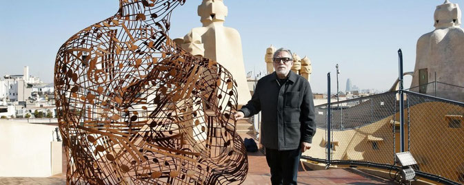 На крыше лома Мила в Барселоне установлена скульптура Жауме Пленса