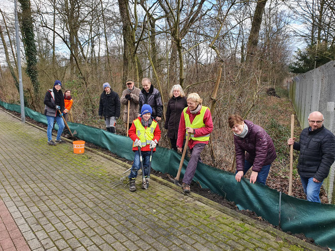 Aufbau Krötenschutzzaun, Foto: NABU Ratingen