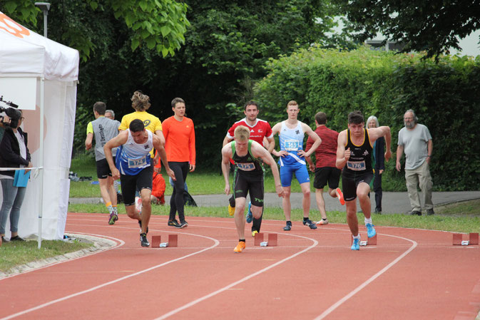 Start von Thomas Bucher & Christian Loosli unter Beobachtung von Raphael(Orange) und Roman(Blau)