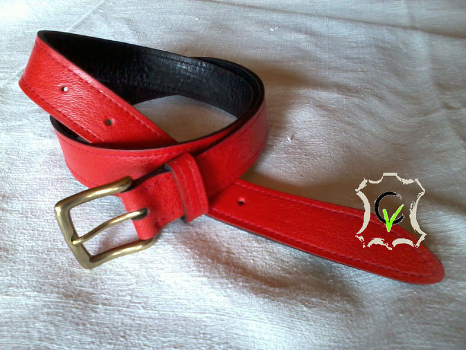 ceinture en cuir rouge doublée cuir noir, boucle dorée 25 mm piquée machine.
