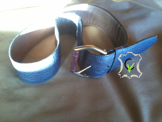 ceinture en cuir vache bleu nuit doublé cuir veau marron, boucle à rouleau en bois de 60 mm, piquée machine