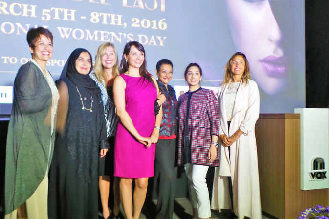 (von links) Christine Ioannidis WOW, Afra Al Basti, Donna Massie, Hermoine Macura, Sandi Saksena, Khatija Sacranie, Maha Abdul Rashid