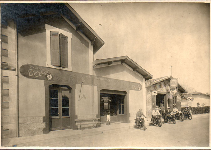 La boutique Souleyreau dans le bourg de Béliet.