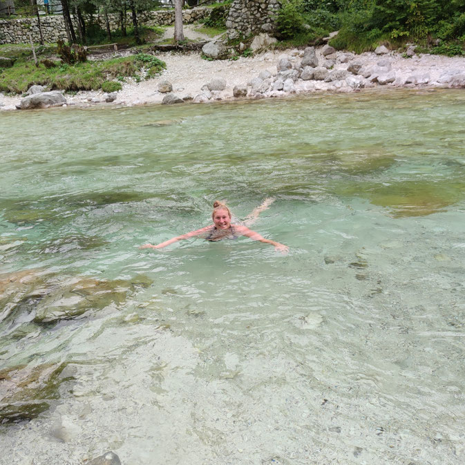 Baden im Fluss Soca in Slowenien