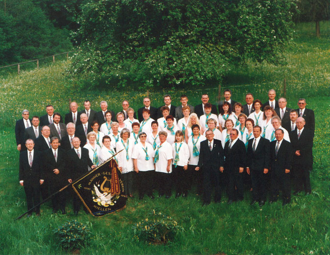 MGV 1950 und Frauenchor 1990 im Jahr 2000 mit dem damaligen Chorleiter Herbert Wolf (Foto: Jörg, Nassau)